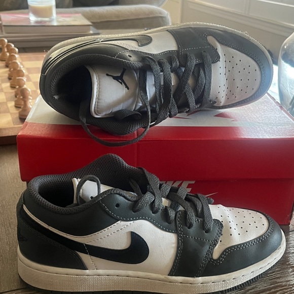 Nike Black and White Low-Top Sneakers - Picture 3 of 5